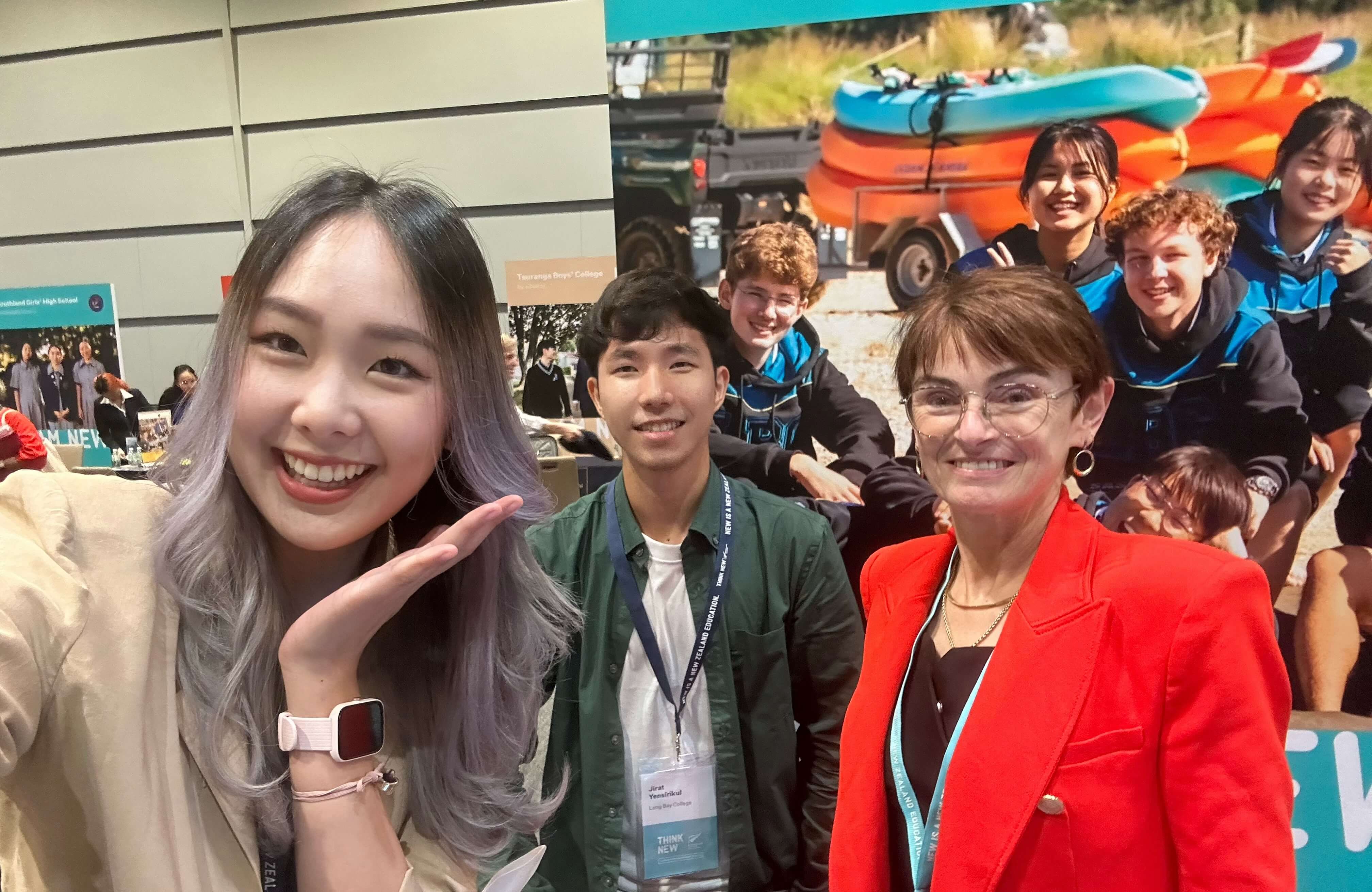 ภีมและเพื่อนศิษย์เก่าช่วยประชาสัมพันธ์ Long Bay College ที่งาน New Zealand Education Fair