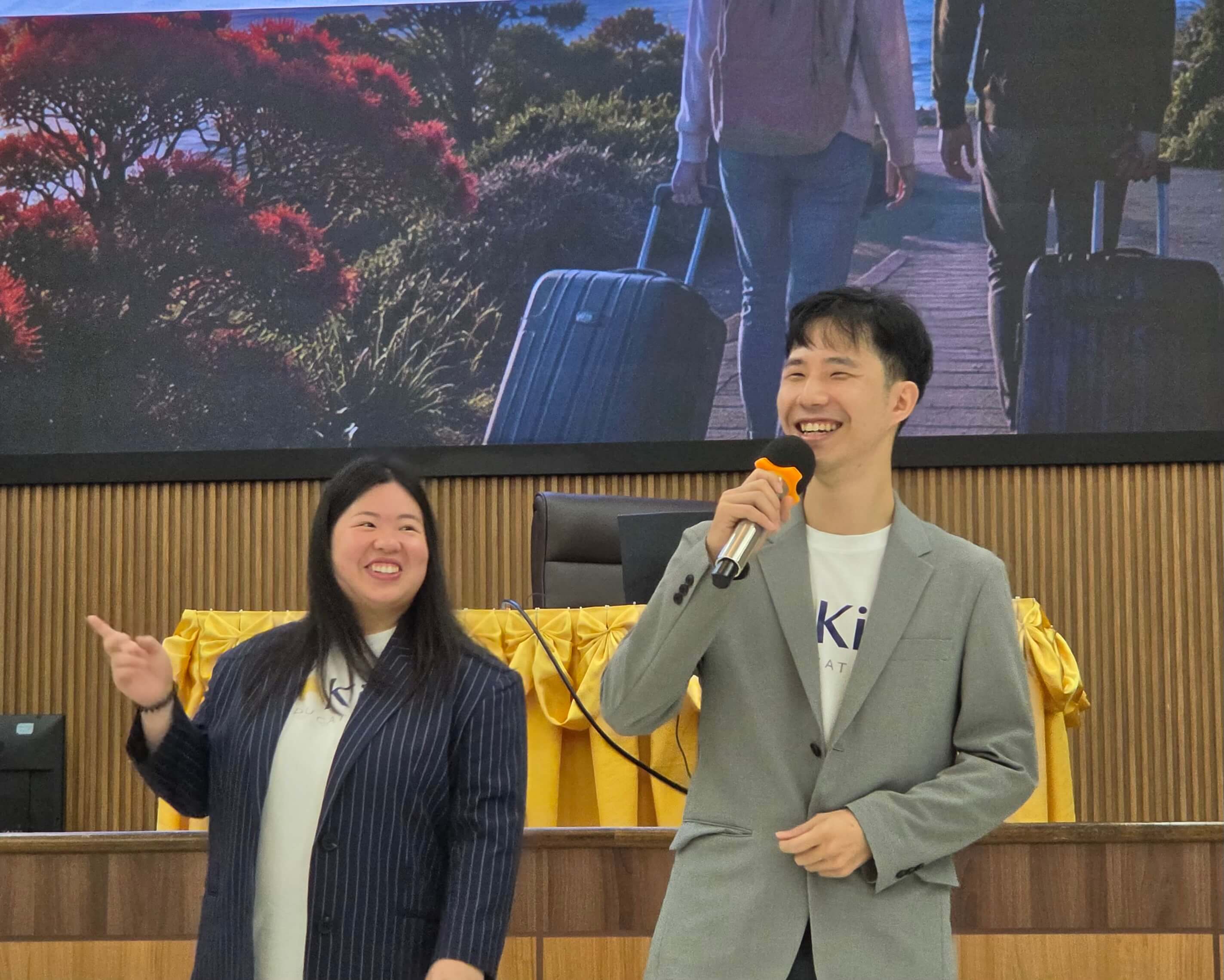 ภีมและแก้มในนามทีมงาน GoKiwi Education